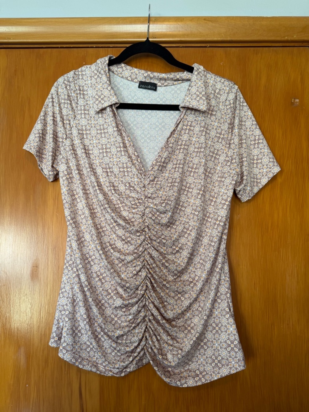 Zenobia Ruched V-Neck Collared Short Sleeve Top in Beige and Cream Floral